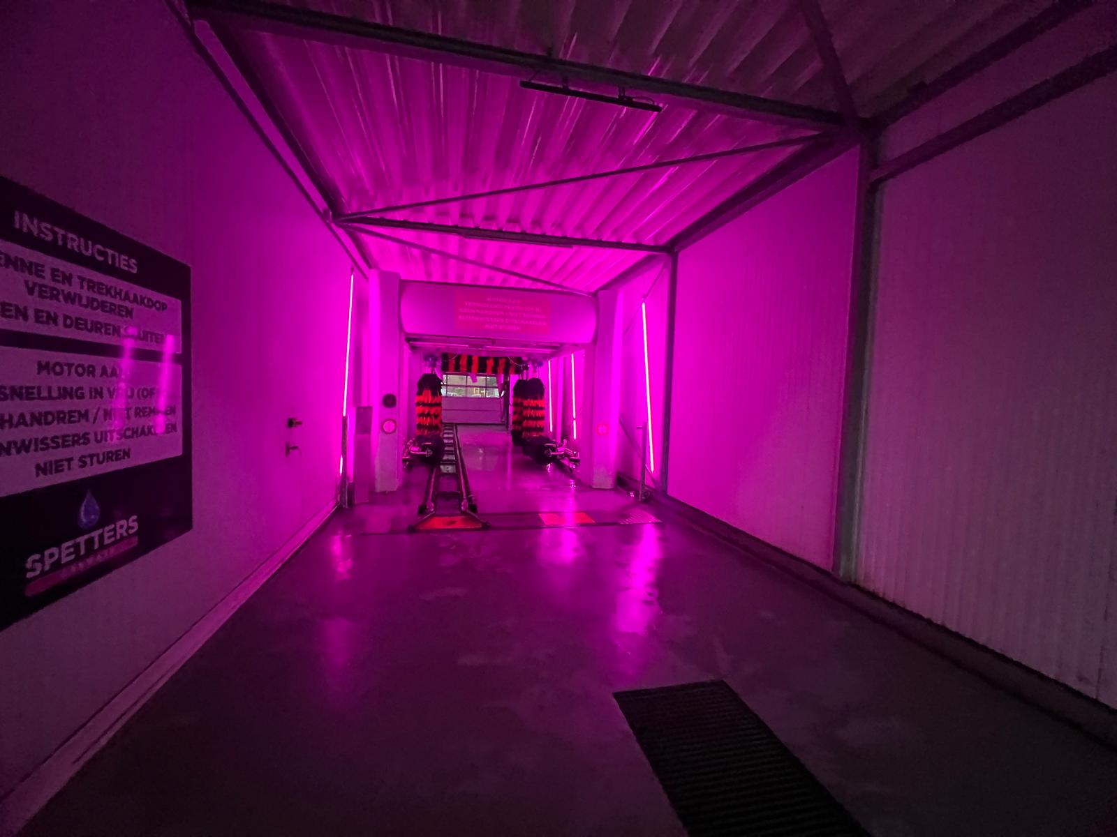 Eindresultaat van de roze maatwerkverlichting in de wasstraat vanuit een tweede hoek